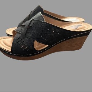NWT GC Slip on Wedge Sandal Size: 7.5W